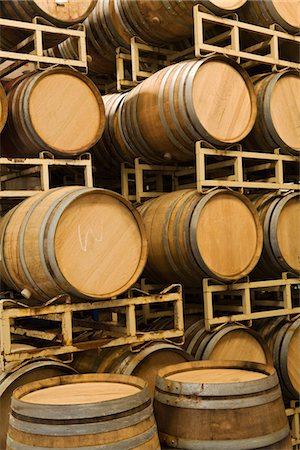 Wine barrels in storage, Santa Maria, California Foto de stock - Sin royalties Premium, Código: 694-03333036