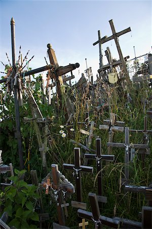 Lithuanian graveyard with wooden crosses Foto de stock - Royalty Free Premium, Número: 694-03333044