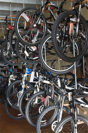 Bicycles on display in a bike store Foto de stock - Sin royalties Premium, Código: 694-03474693