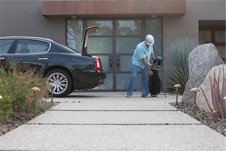 parcheggio - Man lifting golf bag into boot of luxury vehicle Fotografie stock - Premium Royalty-Free, Codice: 694-03557959