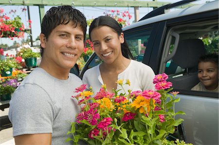 simsearch:694-03692195,k - Couple Loading Plants into Minivan at plant nursery, portrait Stock Photo - Premium Royalty-Free, Code: 694-03692183