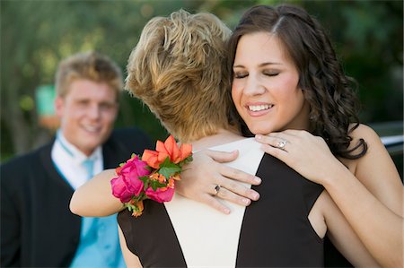 simsearch:694-03318741,k - Well-dressed teenagers hugging outside Fotografie stock - Premium Royalty-Free, Codice: 694-03692568