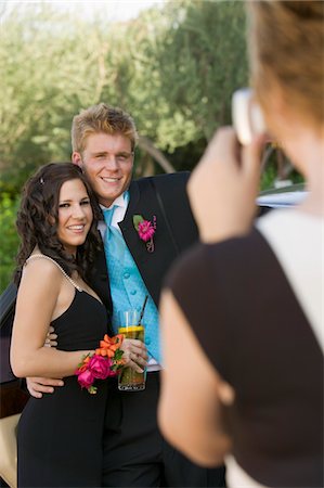 simsearch:694-03318761,k - Well-dressed teenagers taking picture outside Stock Photo - Premium Royalty-Free, Code: 694-03692569