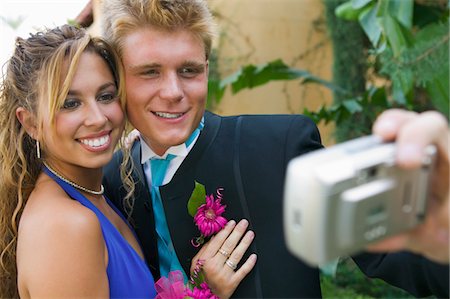 prom dresses - Well-dressed teenager couple taking picture outside school dance Foto de stock - Sin royalties Premium, Código: 694-03692594