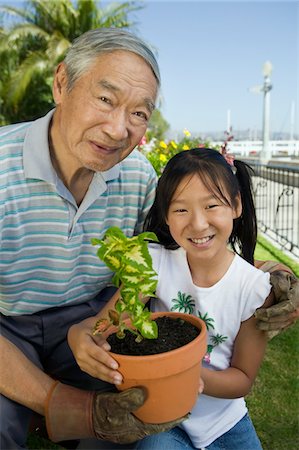 Grandfather and granddaughter gardening, (portrait) Foto de stock - Sin royalties Premium, Código: 694-03692748