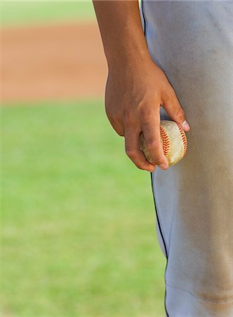 simsearch:694-03319860,k - Lanceur de baseball tient le ballon, (close-up), (moyenne section) Photographie de stock - Premium Libres de Droits, Code: 694-03692846