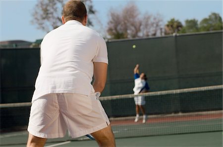 saque (deportes) - Tennis Player on court, Waiting For Serve, back view Foto de stock - Sin royalties Premium, Código: 694-03693180