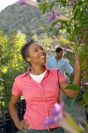 simsearch:694-03319744,k - Couple choosing plants at nursery Photographie de stock - Premium Libres de Droits, Code: 694-03693263