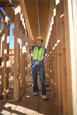 Labourer carrying plank of wood Foto de stock - Sin royalties Premium, Código: 694-03783209