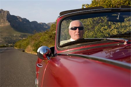 Senior man in vintage racing car on Signal Hill, Cape Town, South Africa Foto de stock - Sin royalties Premium, Código: 694-03783266