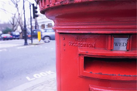 Red letter box in Warwick Avenue Foto de stock - Royalty Free Premium, Número: 694-03783279