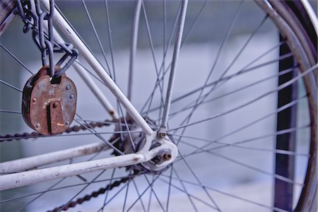 padlock - The wheel of a bicycle Stock Photo - Premium Royalty-Free, Code: 694-03783280