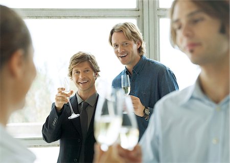 Männer halten Gläser Champagner während der cocktail-party Stockbilder - Premium RF Lizenzfrei, Bildnummer: 695-05764082