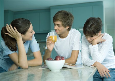 simsearch:695-05764382,k - Woman and adolescent children standing in kitchen together, talking Stock Photo - Premium Royalty-Free, Code: 695-05764220