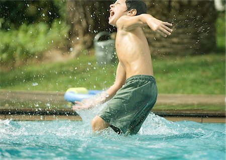 simsearch:6126-08643277,k - Boy splashing in swimming pool Foto de stock - Royalty Free Premium, Número: 695-05764254