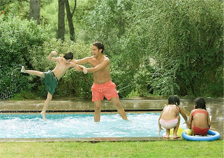 simsearch:695-03373971,k - Father throwing son in swimming pool Foto de stock - Royalty Free Premium, Número: 695-05764258