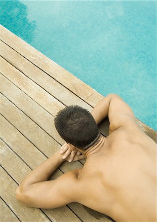 simsearch:695-05763702,k - Homme se trouvant en bord de piscine, tour de taille vers le bas Photographie de stock - Premium Libres de Droits, Code: 695-05764284