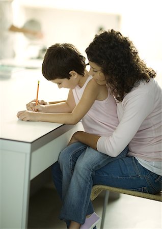 simsearch:6110-06702656,k - Mother helping child with homework Foto de stock - Royalty Free Premium, Número: 695-05764304