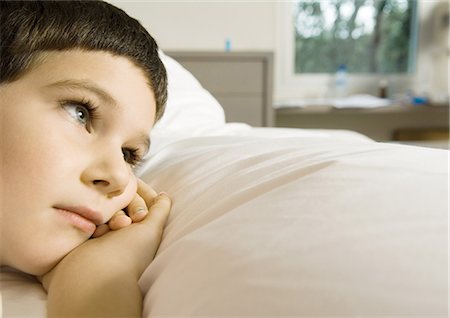 simsearch:614-06442436,k - Child lying in bed, cropped view of head Foto de stock - Sin royalties Premium, Código: 695-05764350