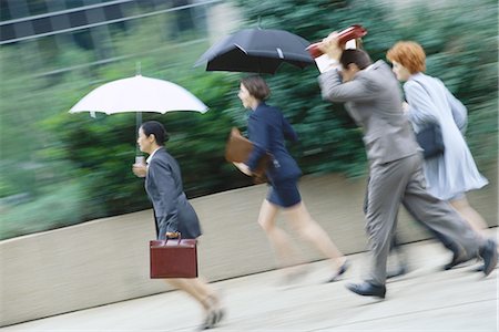 simsearch:695-05764648,k - Group of business executives hurrying through rain Foto de stock - Sin royalties Premium, Código: 695-05764578