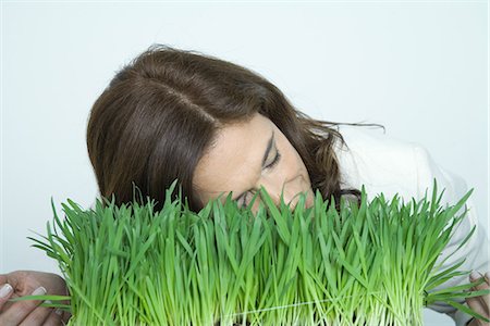 Woman resting head on wheatgrass Foto de stock - Sin royalties Premium, Código: 695-05765175