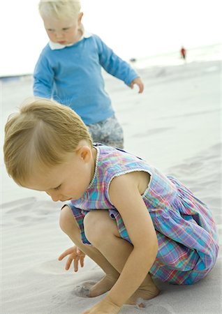 simsearch:614-02611869,k - Two toddlers playing on beach Foto de stock - Royalty Free Premium, Número: 695-05765242