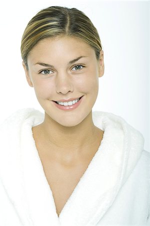 simsearch:695-05765520,k - Jeune femme portant un peignoir de bain, souriant à la caméra, portrait Photographie de stock - Premium Libres de Droits, Code: 695-05765522