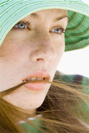 strand - Young woman wearing sun hat, close-up Foto de stock - Sin royalties Premium, Código: 695-05765530
