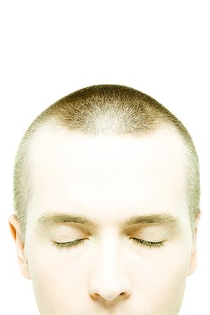simsearch:695-03375605,k - Young man with shaved head, eyes closed, close-up Foto de stock - Royalty Free Premium, Número: 695-05765712