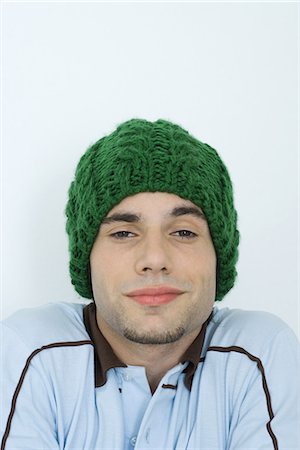 simsearch:695-05765857,k - Young man wearing knit hat, portrait, close-up Foto de stock - Sin royalties Premium, Código: 695-05765857