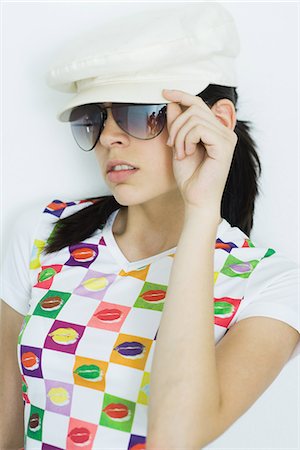 simsearch:695-05764965,k - Teen girl porter chapeau et lunettes de soleil, portrait Photographie de stock - Premium Libres de Droits, Code: 695-05765888