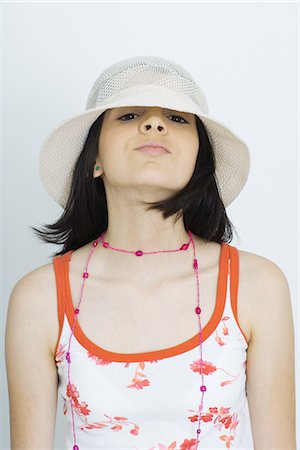 simsearch:695-05766838,k - Teen girl portant chapeau de soleil, la lecture à l'appareil photo, portrait Photographie de stock - Premium Libres de Droits, Code: 695-05765891