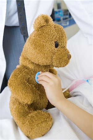 simsearch:632-03193444,k - Child holding toy stethoscope to teddy bear, partial view Foto de stock - Royalty Free Premium, Número: 695-05765954