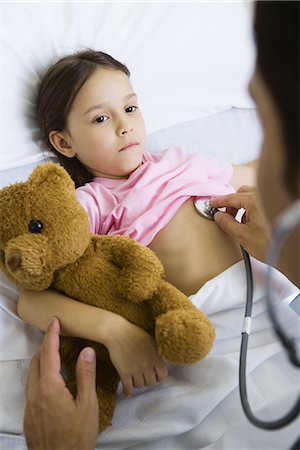simsearch:695-03375854,k - Doctor listening to child's chest with stethoscope Foto de stock - Sin royalties Premium, Código: 695-05765951