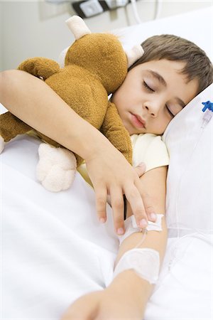 sick patients hugging - Boy lying in hospital bed, holding stuffed animal Foto de stock - Sin royalties Premium, Código: 695-05765983