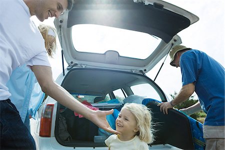 family loading into car - Family unloading trunk of car Stock Photo - Premium Royalty-Free, Code: 695-05766049