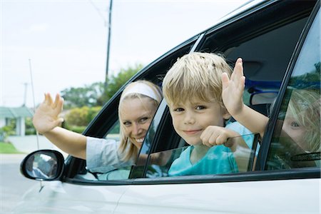 simsearch:695-05767597,k - Family waving from car windows Fotografie stock - Premium Royalty-Free, Codice: 695-05766041