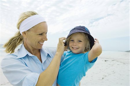 simsearch:696-03401543,k - Little girl with mother on beach Foto de stock - Sin royalties Premium, Código: 695-05766056