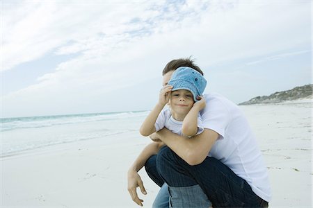 simsearch:632-01380362,k - Father and child on beach Foto de stock - Royalty Free Premium, Número: 695-05766058