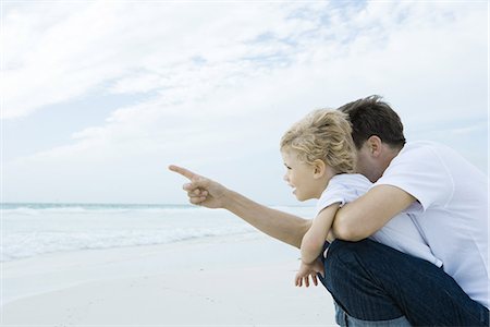 simsearch:632-01380362,k - Boy and father on beach Foto de stock - Royalty Free Premium, Número: 695-05766060