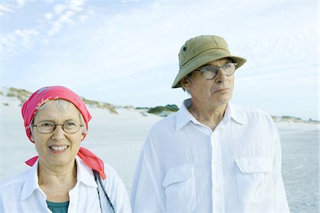 simsearch:695-05766075,k - Senior couple on beach Stock Photo - Premium Royalty-Free, Code: 695-05766086