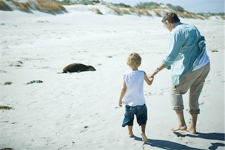 Enfant et adulte marchant sur le sable Photographie de stock - Premium Libres de Droits, Code: 695-05766106