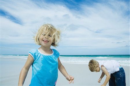 Enfants jouant sur la plage Photographie de stock - Premium Libres de Droits, Code: 695-05766127