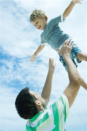 simsearch:628-07072129,k - Homme enfant jetant en l'air Photographie de stock - Premium Libres de Droits, Code: 695-05766153