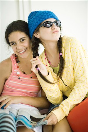 simsearch:695-03378050,k - Deux jeunes amis féminins posant, portrait Photographie de stock - Premium Libres de Droits, Code: 695-05766228