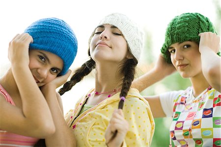 Jeunes amis femmes portant de tricot chapeaux, regardant la caméra Photographie de stock - Premium Libres de Droits, Code: 695-05766247