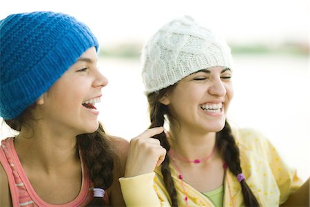 simsearch:400-04585942,k - Jeunes amis femelles portant des chapeaux, de tricot en riant Photographie de stock - Premium Libres de Droits, Code: 695-05766249