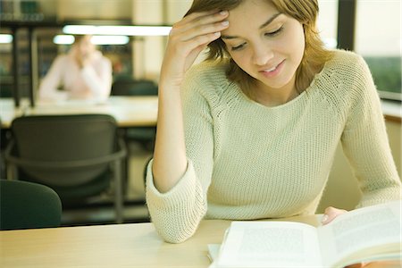 simsearch:695-05766409,k - Jeune femme étudie dans la bibliothèque de l'Université Photographie de stock - Premium Libres de Droits, Code: 695-05766410