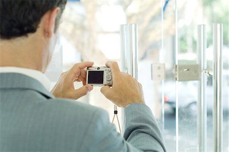schloss (verriegelung) - Mann nehmen Foto von auf Glastür, Fokus auf Digitalkamera Stockbilder - Premium RF Lizenzfrei, Bildnummer: 695-05766456
