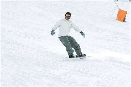 simsearch:695-03376454,k - Jeune homme, planche à neige sur la piste de ski, pleine longueur Photographie de stock - Premium Libres de Droits, Code: 695-05766689